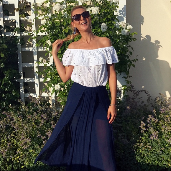 💭 WHITE PERFORATED STRAPLESS TOP! - Picture 2 of 8